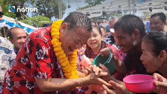 2 Thu Tuong Thai Lan Ban Sung Nuoc Tren Pho Trong Le Hoi Songkran