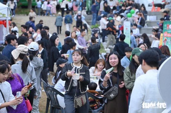 9 Khach Xep Hang Dai Cho Vao Le Hoi Vietnam Pho Festival Tai Seoul