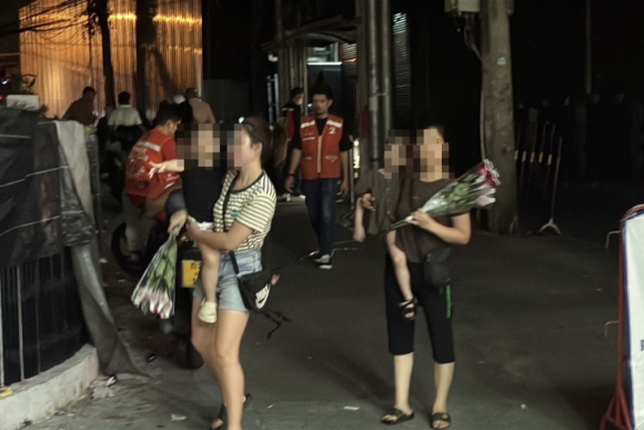 1 Bao Thai Dang Anh Nhom Du Khach Nghi Nguoi Viet Be Tre Em Cheo Keo Khach Nuoc Ngoai O Pattaya