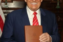 Ông Trump gây tranh cãi vì bán kinh thánh 