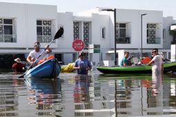Trận lụt cuốn trôi hình ảnh 'thành phố trong mơ' của Dubai